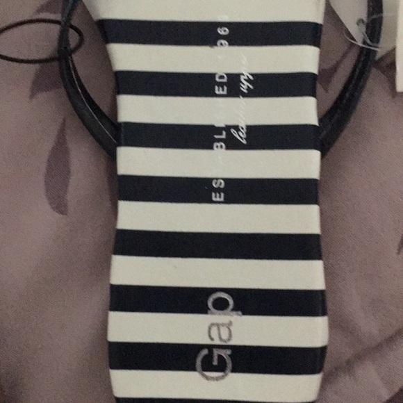 Gap flip flops - Picture 3 of 3
